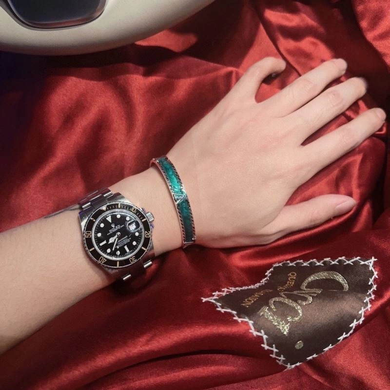 Snug Louis Vuitton Bracelets 251414