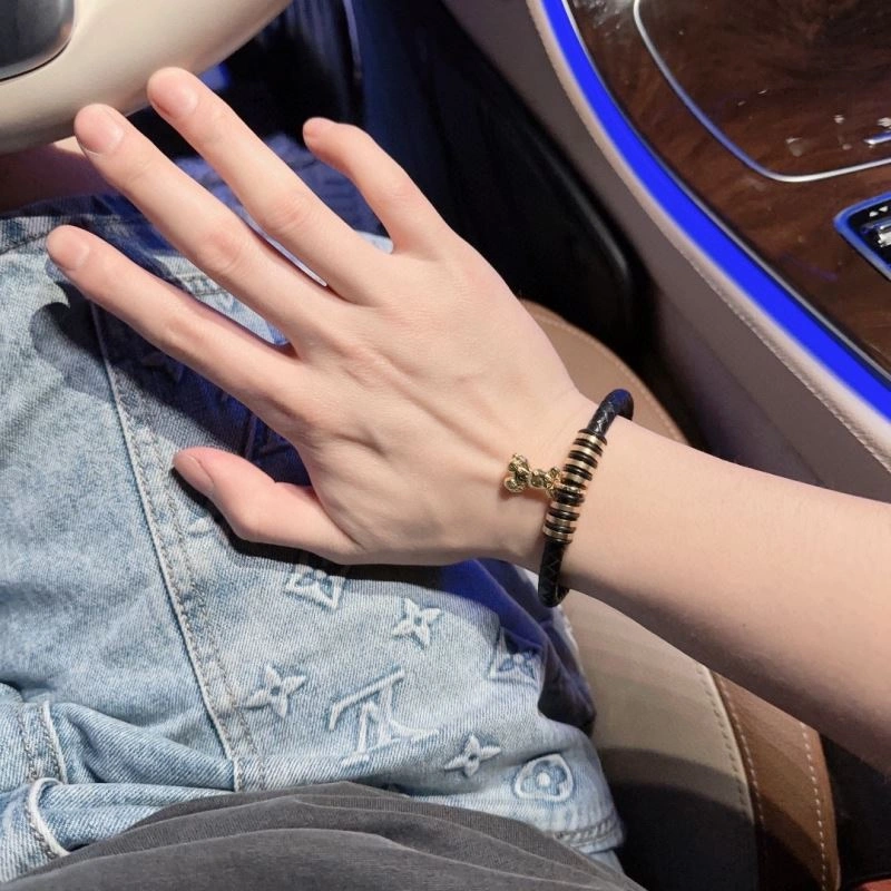 Practical Louis Vuitton Bracelets 251420
