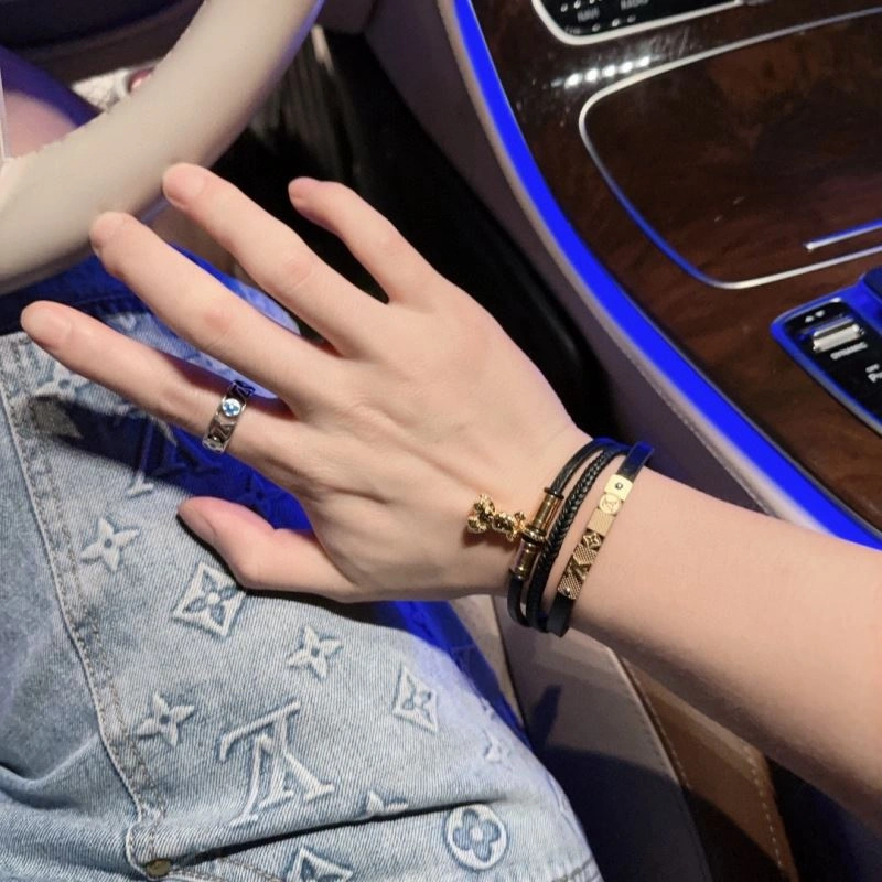 Bright Louis Vuitton Bracelets 251343