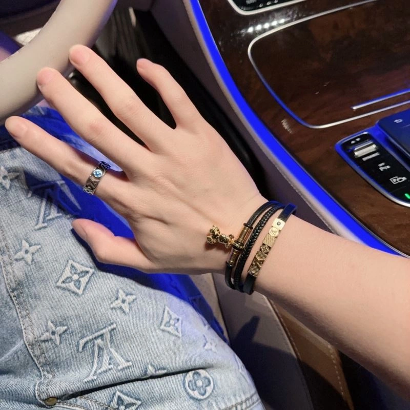 Bright Louis Vuitton Bracelets 251343