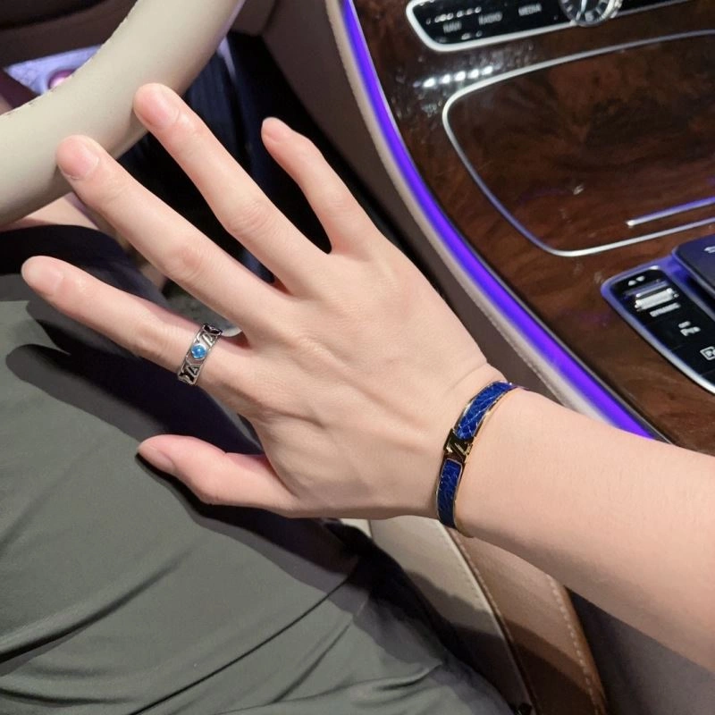 Premium Louis Vuitton Bracelets 251291