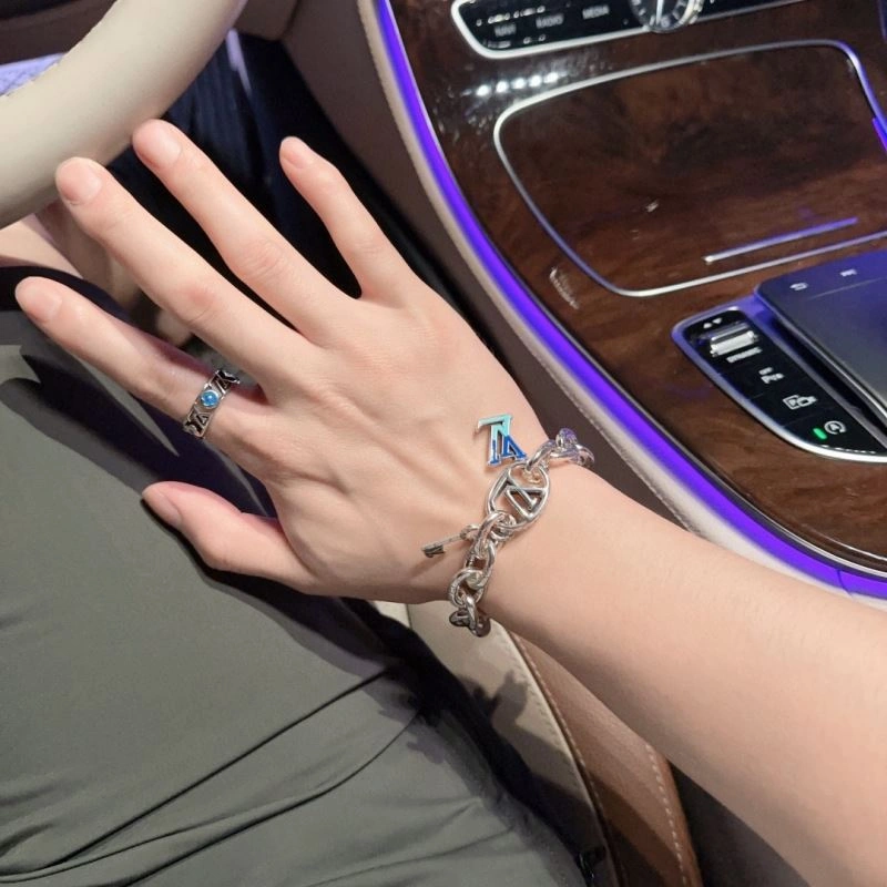 Packable Louis Vuitton Bracelets 251300