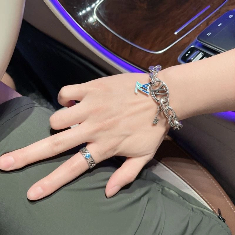 Packable Louis Vuitton Bracelets 251300