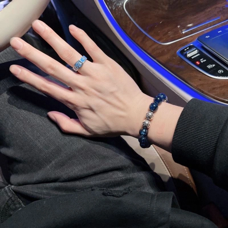 Snug Louis Vuitton Bracelets 251779