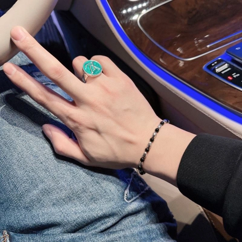 Sleek Louis Vuitton Bracelets 251570