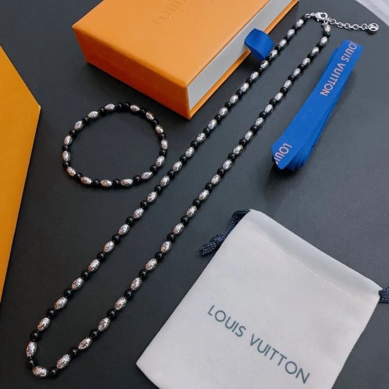 Sleek Louis Vuitton Bracelets 251570