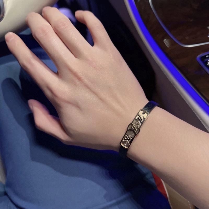 Resilient Louis Vuitton Bracelets 251584