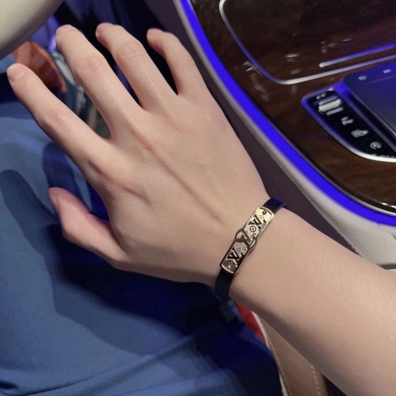 Resilient Louis Vuitton Bracelets 251584