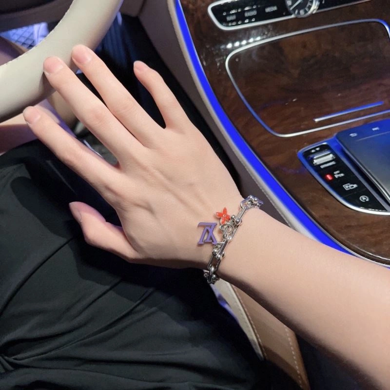 Minimalist Louis Vuitton Bracelets 251582