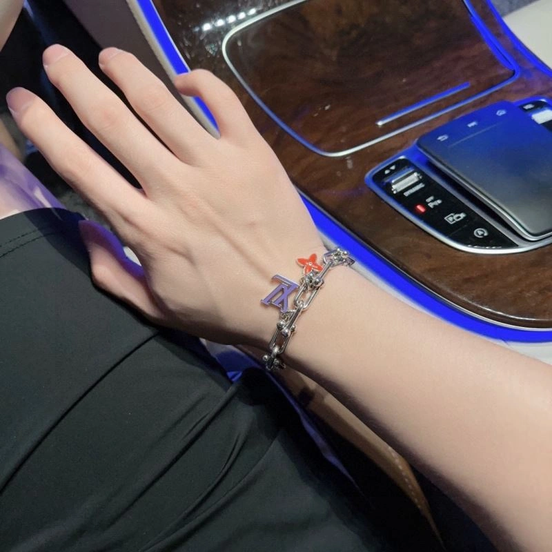 Minimalist Louis Vuitton Bracelets 251582