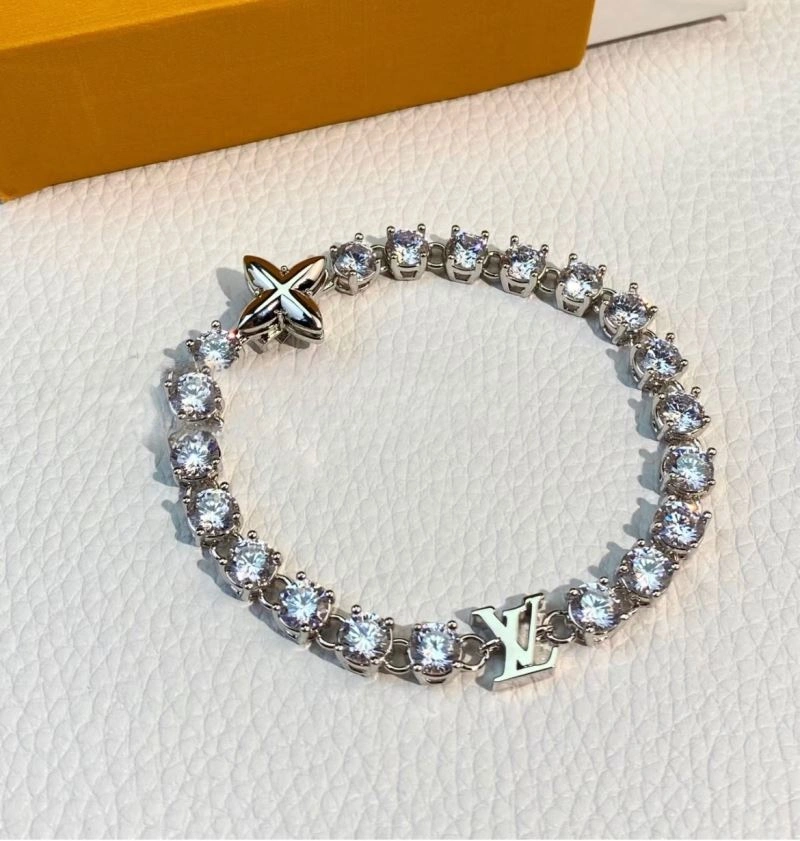 Snug Louis Vuitton Bracelets 251581
