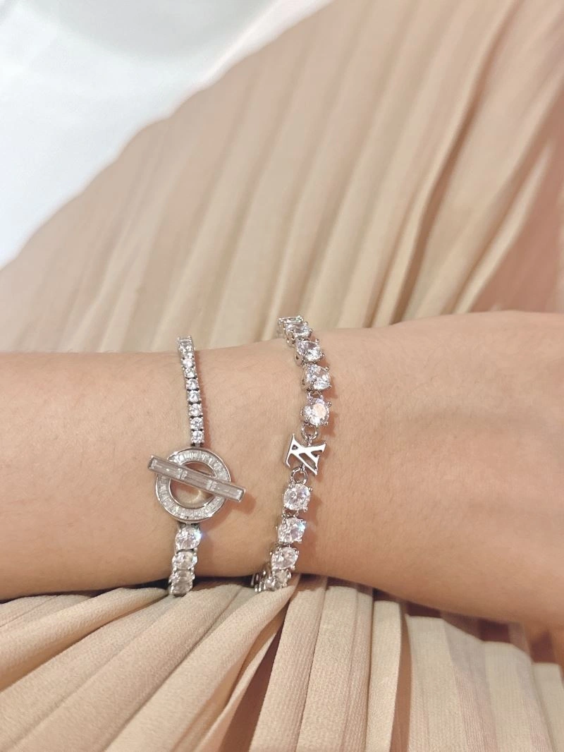 Snug Louis Vuitton Bracelets 251581