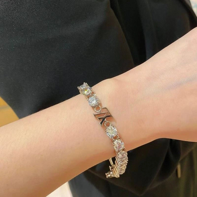 Snug Louis Vuitton Bracelets 251581