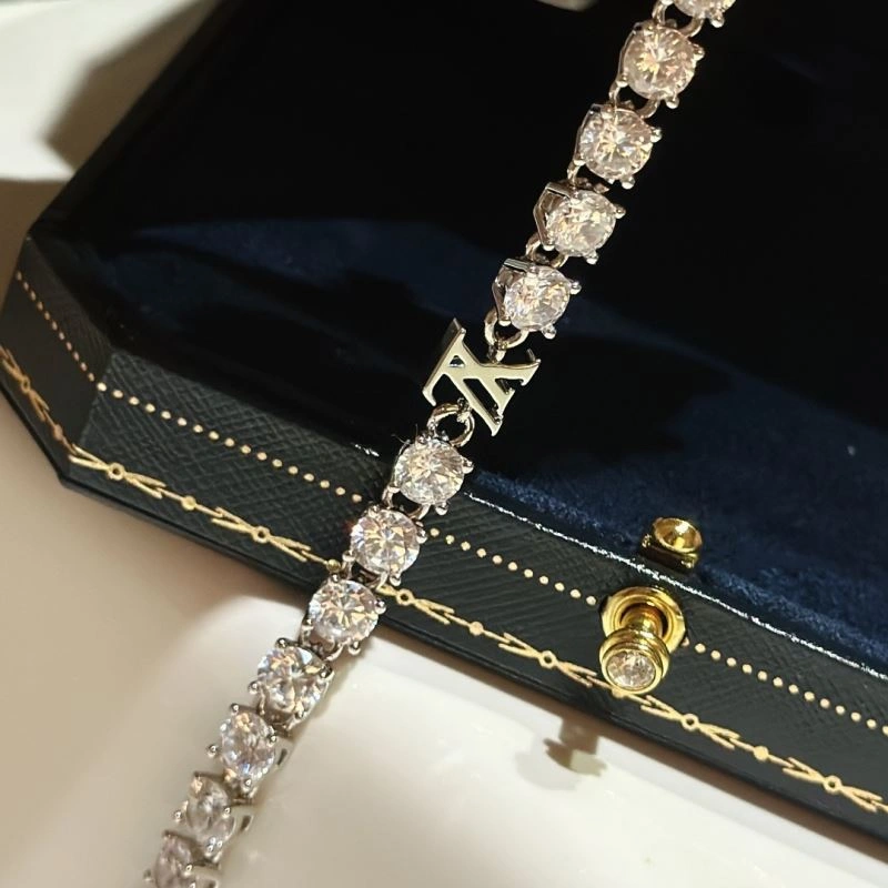 Snug Louis Vuitton Bracelets 251581
