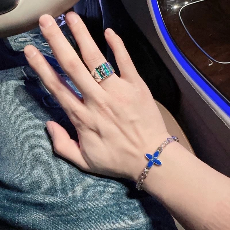 UrbanStyle Louis Vuitton Bracelets 251565