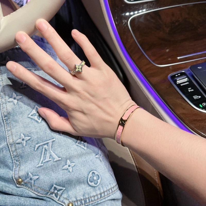 Bright Louis Vuitton Bracelets 251182