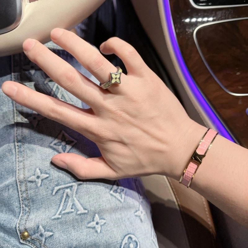 Bright Louis Vuitton Bracelets 251182