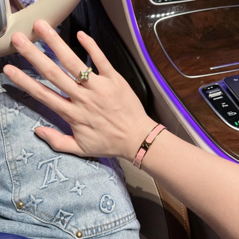 Bright Louis Vuitton Bracelets 251182