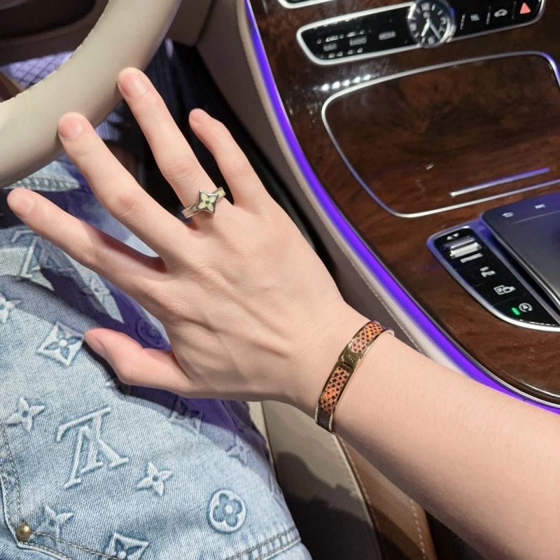 Louis Vuitton Bracelets EyeCatching 251158