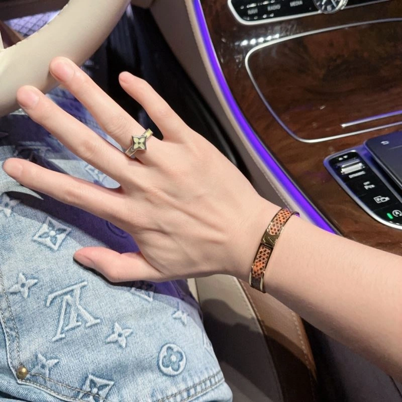Louis Vuitton Bracelets EyeCatching 251158