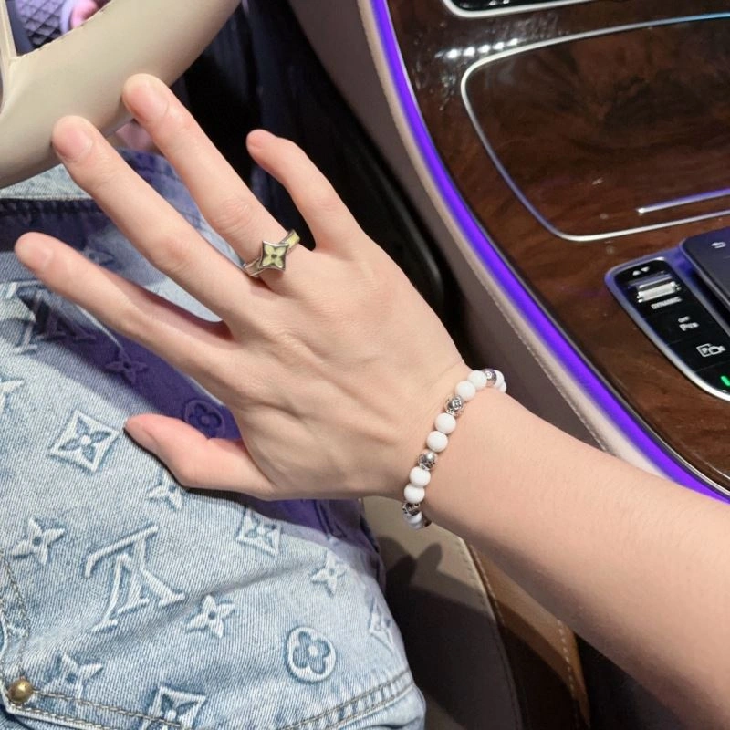 Louis Vuitton Bracelets Attractive 251154