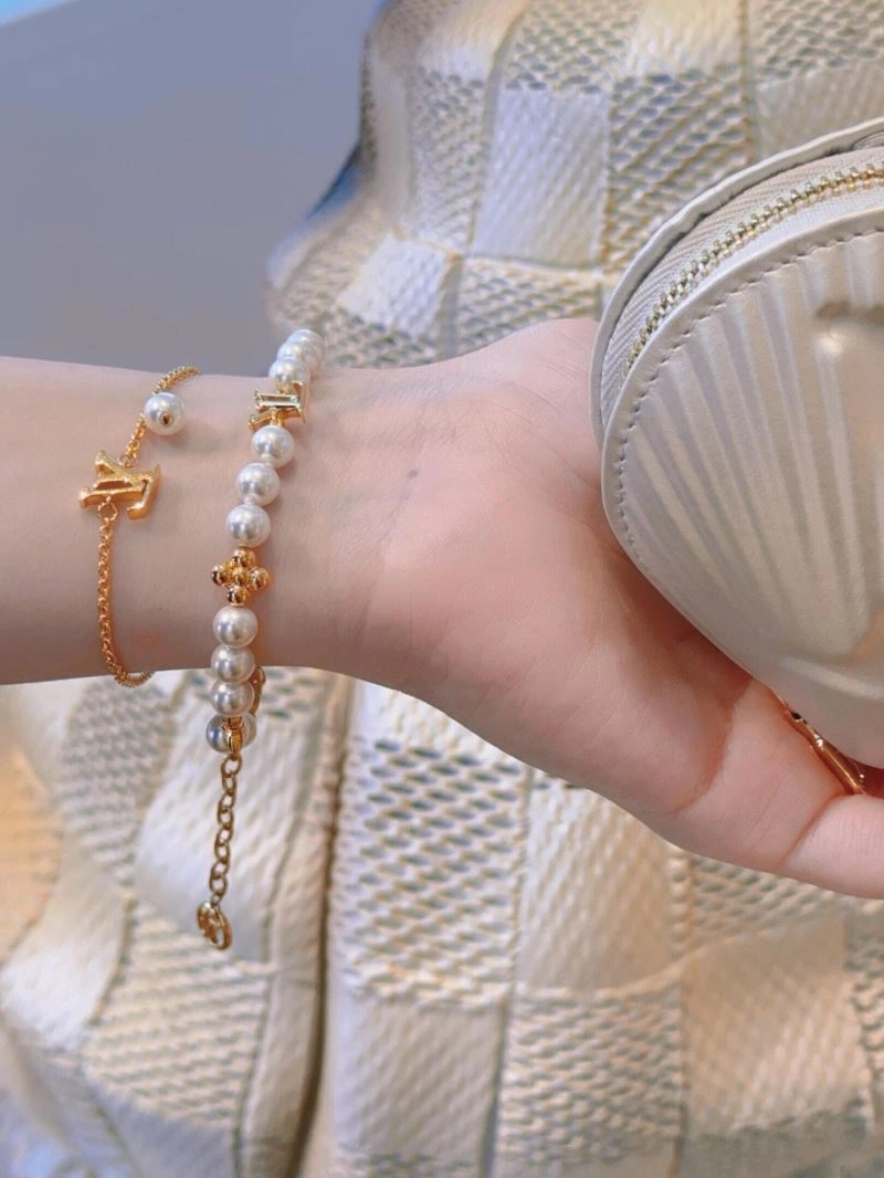 SmoothTexture Louis Vuitton Bracelets 251167