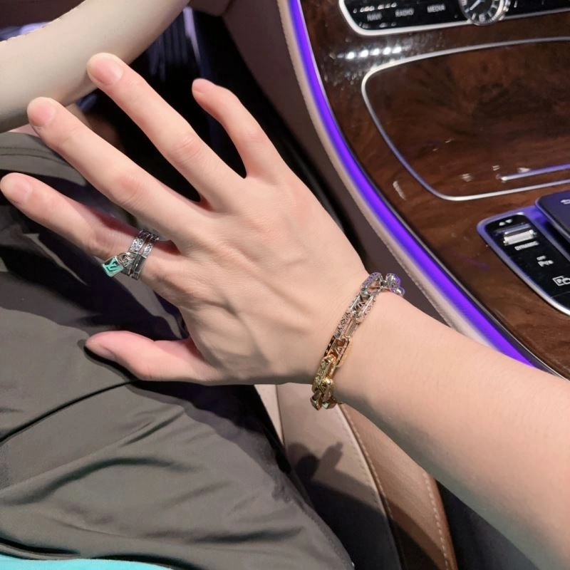 Louis Vuitton Bracelets Sporty 251169