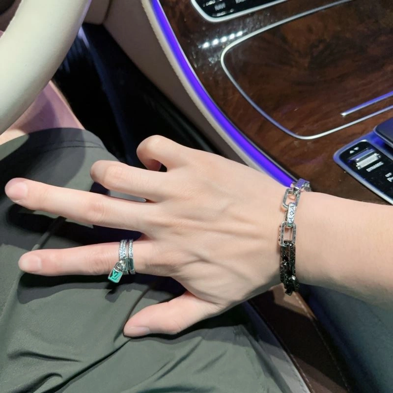 TravelReady Louis Vuitton Bracelets 251184