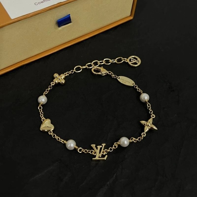 EyeCatching Louis Vuitton Bracelets 251147