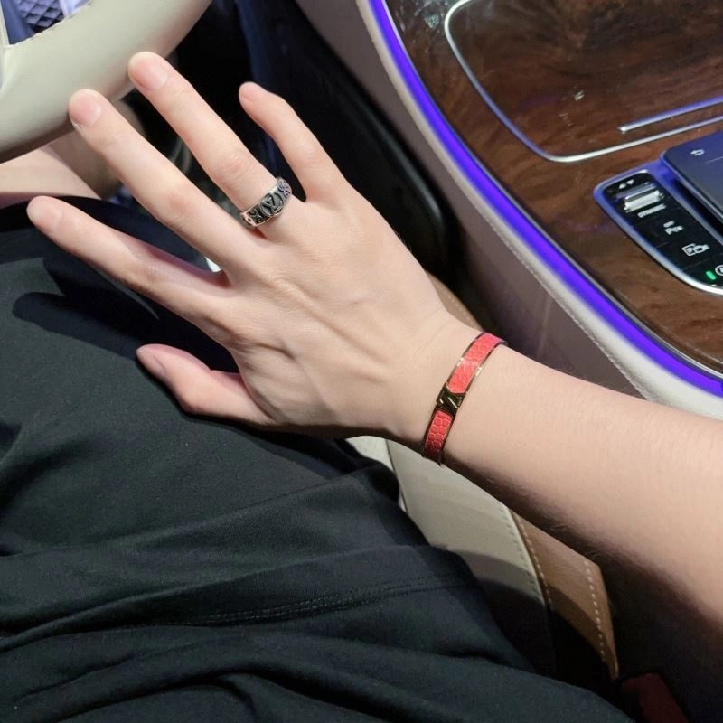 Effortless Louis Vuitton Bracelets 251143