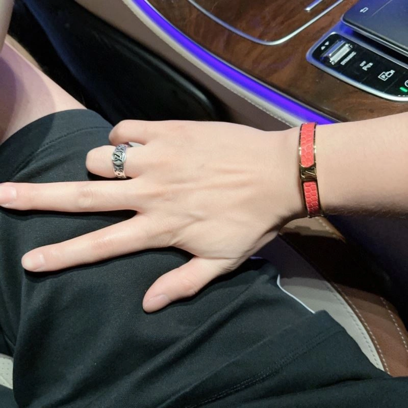 Effortless Louis Vuitton Bracelets 251143