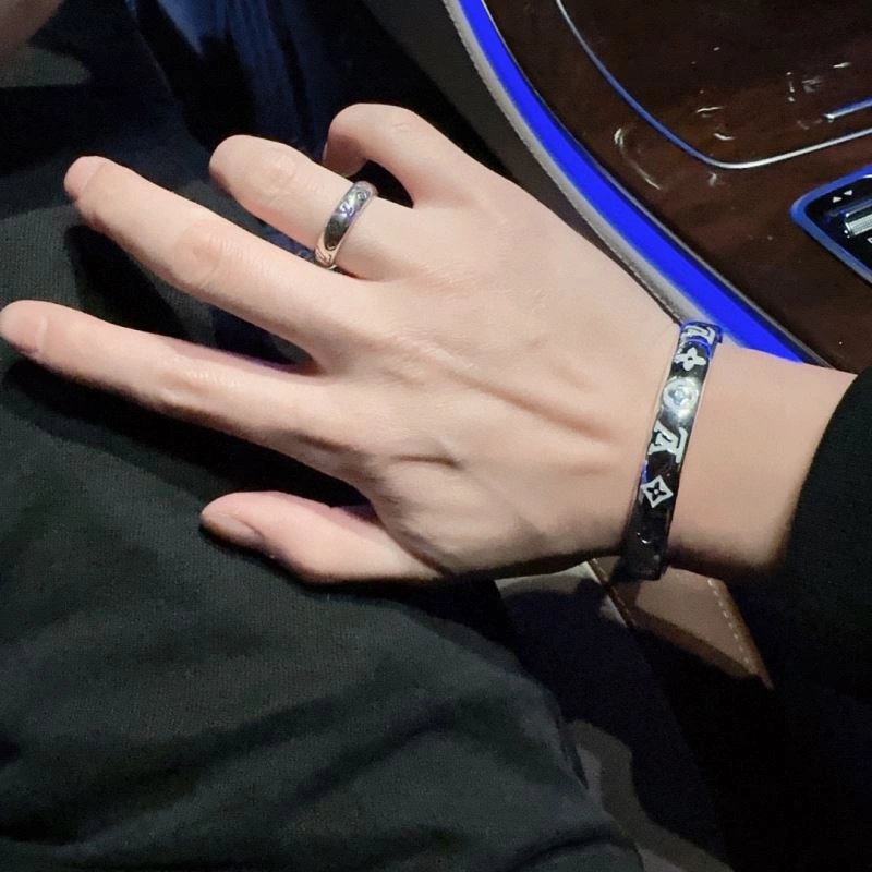Packable Louis Vuitton Bracelets 251112