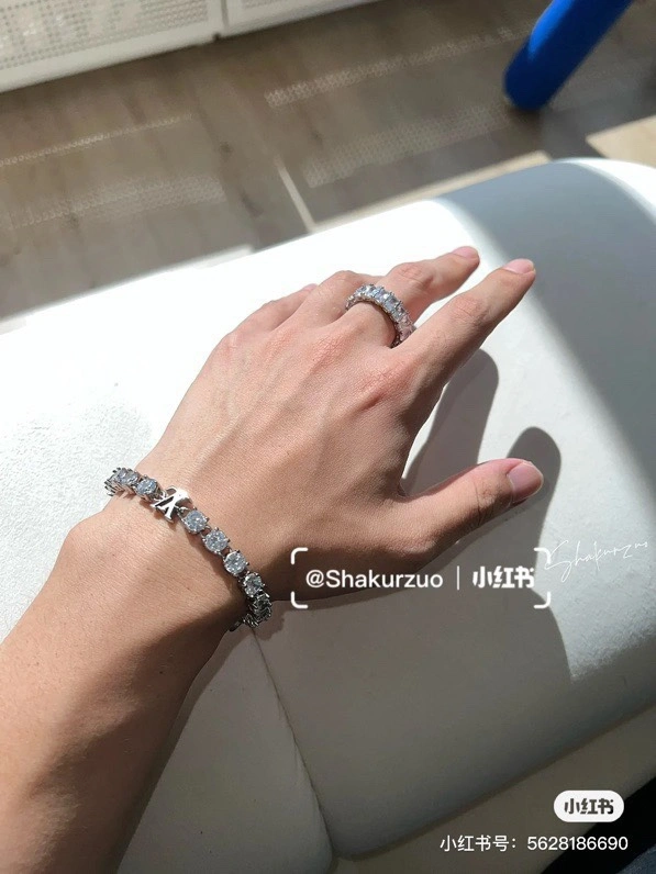 Minimalist Louis Vuitton Bracelets 251141