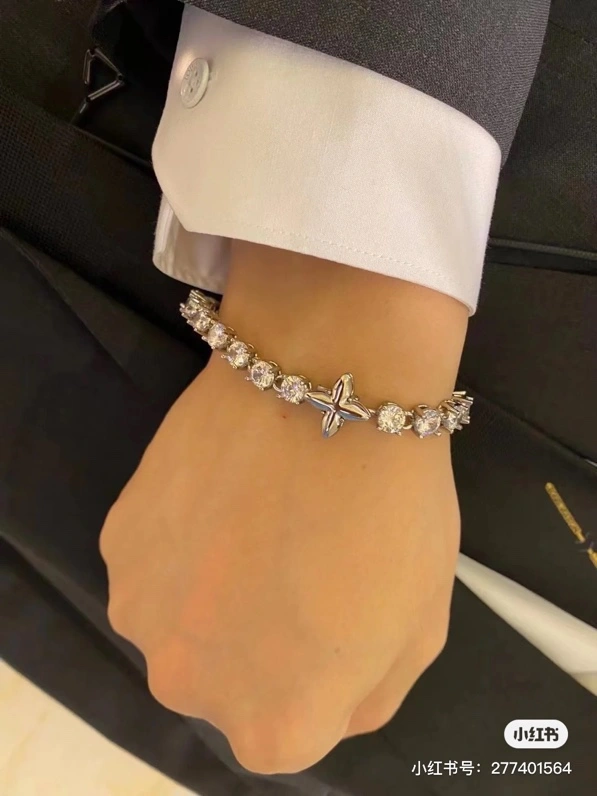 Minimalist Louis Vuitton Bracelets 251141