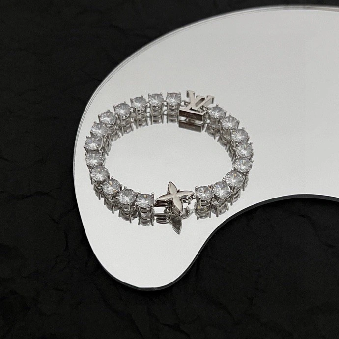 Minimalist Louis Vuitton Bracelets 251141