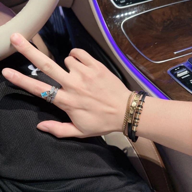 Louis Vuitton Bracelets Versatile 251118