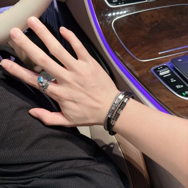 Cozy Louis Vuitton Bracelets 251128