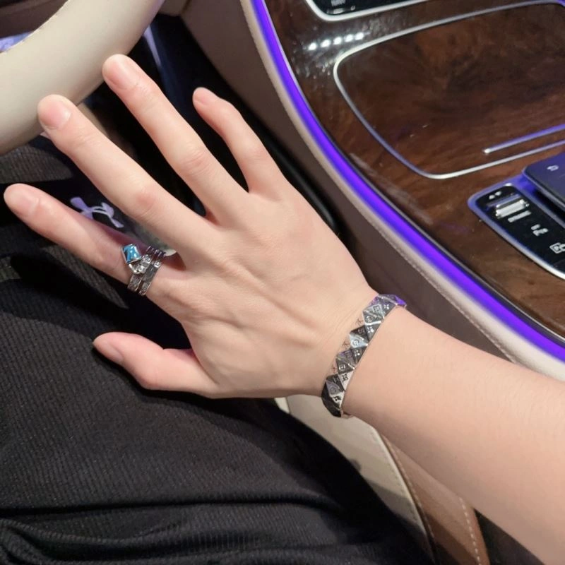 Louis Vuitton Bracelets Minimalist 251136