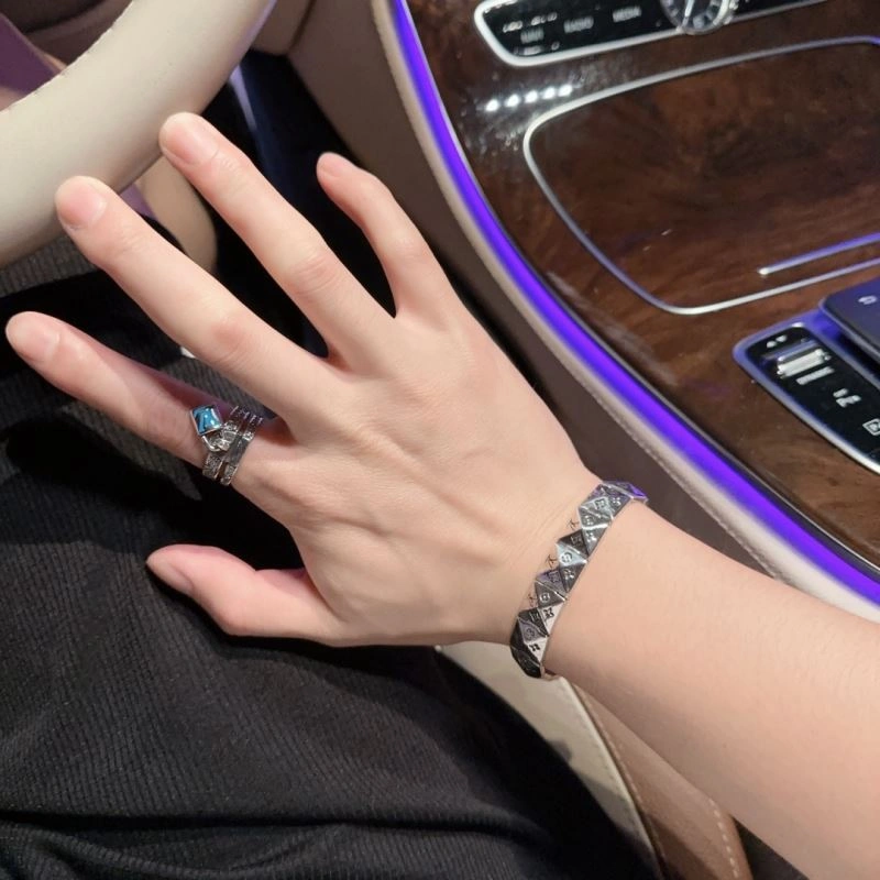 Louis Vuitton Bracelets Minimalist 251136