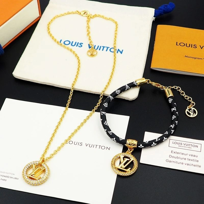 Lightweight Louis Vuitton Bracelets 251139