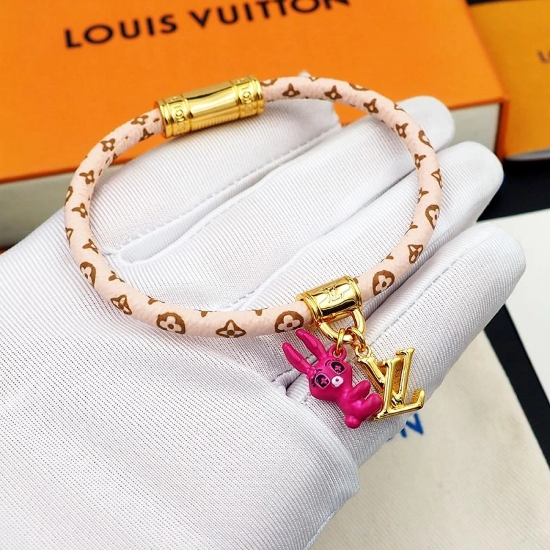 EyeCatching Louis Vuitton Bracelets 251111