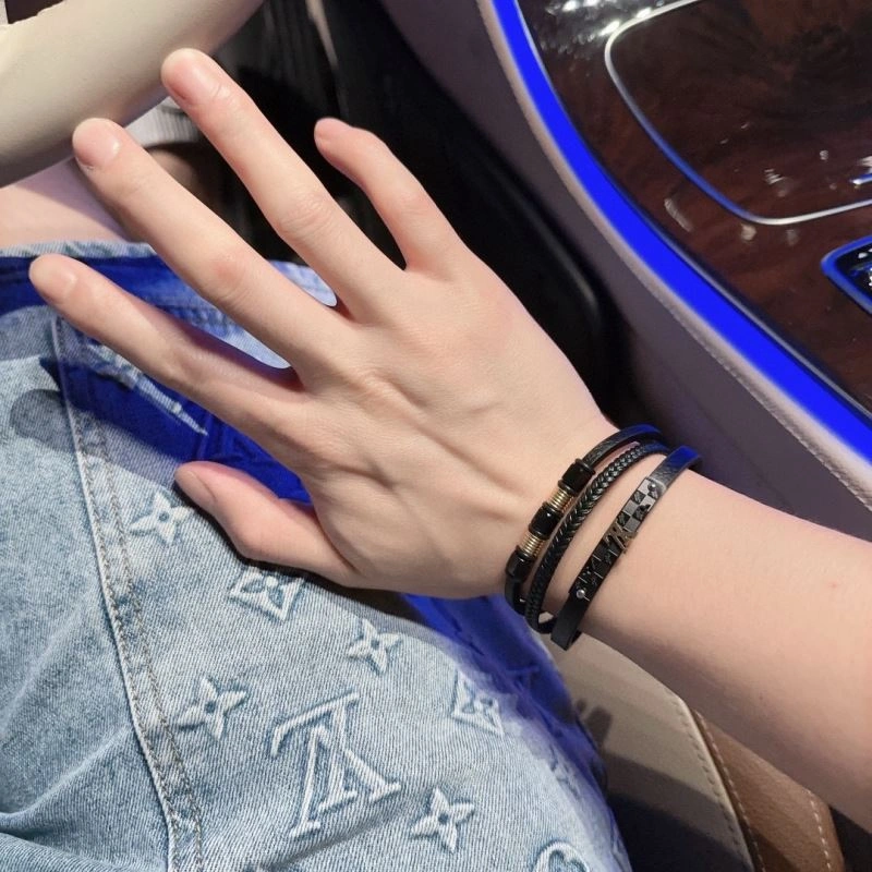 Stylish Louis Vuitton Bracelets 251107