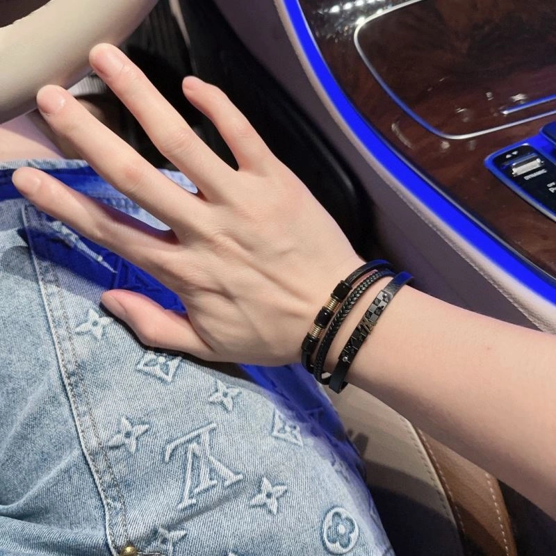 Stylish Louis Vuitton Bracelets 251107
