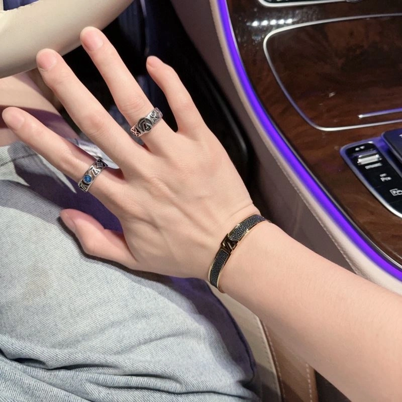 SoftTouch Louis Vuitton Bracelets 250945