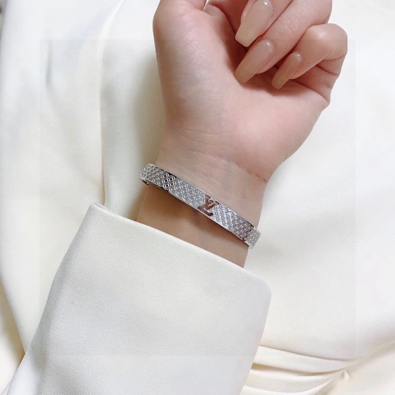 StreetReady Louis Vuitton Bracelets 250971