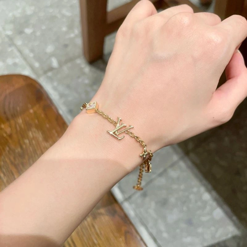 MoistureWicking Louis Vuitton Bracelets 250957