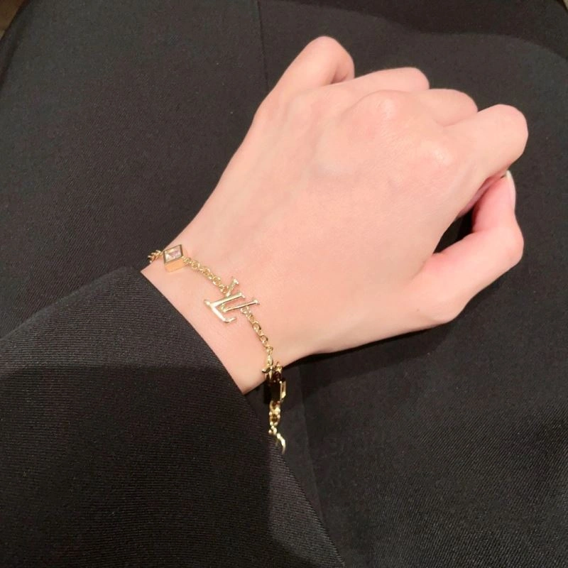 MoistureWicking Louis Vuitton Bracelets 250957