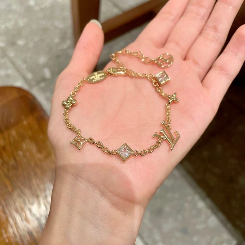 MoistureWicking Louis Vuitton Bracelets 250957