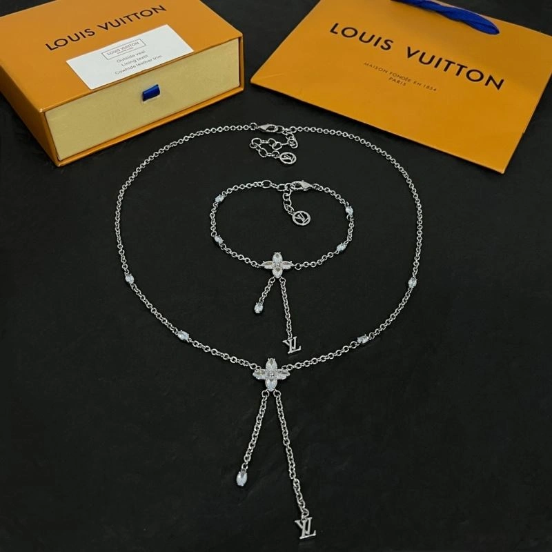 Elegant Louis Vuitton Bracelets 250942