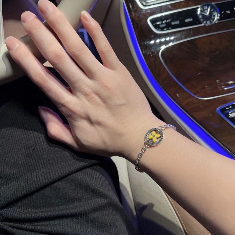 Effortless Louis Vuitton Bracelets 250870